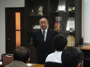 挨拶する杉本会長