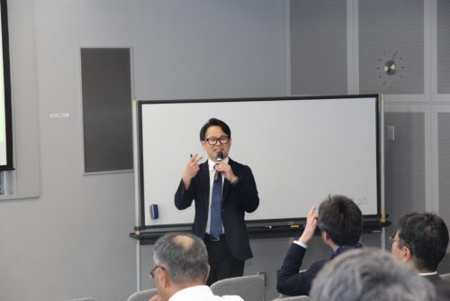 講演する森尾氏