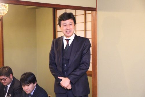 乾杯の挨拶する堀田役員